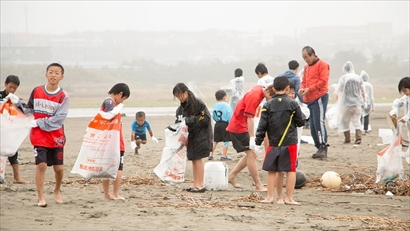 海岸には海からたくさんのゴミが流れついていました。