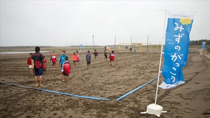 関東ビーチサッカーリーグの選手が子どもたちにビーチサッカーを教えてくれました。