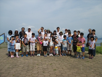 赤ハゲ山にて、知夫里島学習班の集合写真です。