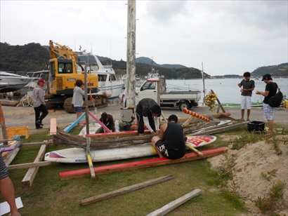 島の沿岸に漂着した流木などを利用した手作り筏レースの準備作業です。