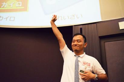 プロジェクトWETジャパンの菅原さんが正解の電池をポッケから出しています。