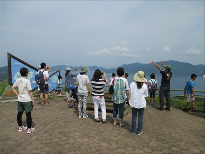 知夫里島を学習した班による名勝「赤ハゲ山」での様子です。