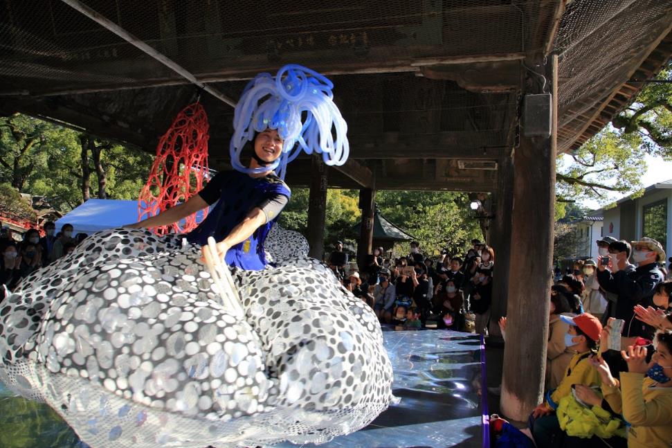 ひびのこづえの衣装で舞う海のダンス・パフォーマンス 「Rinne